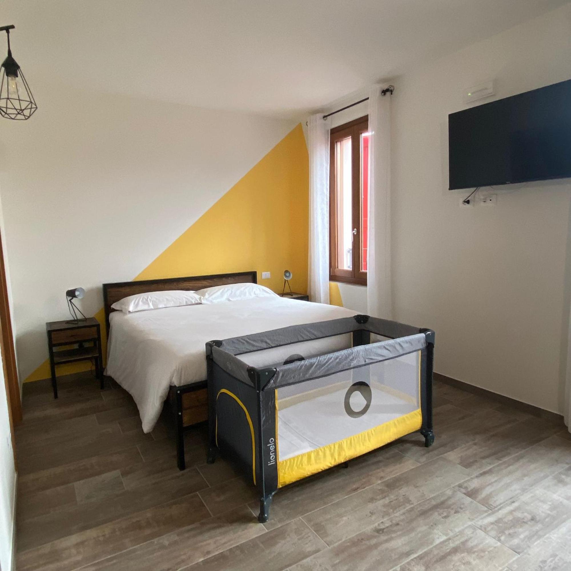 סן פליס דל בנאקו La Volpe Rossa Rooms And Apartments מראה חיצוני תמונה
