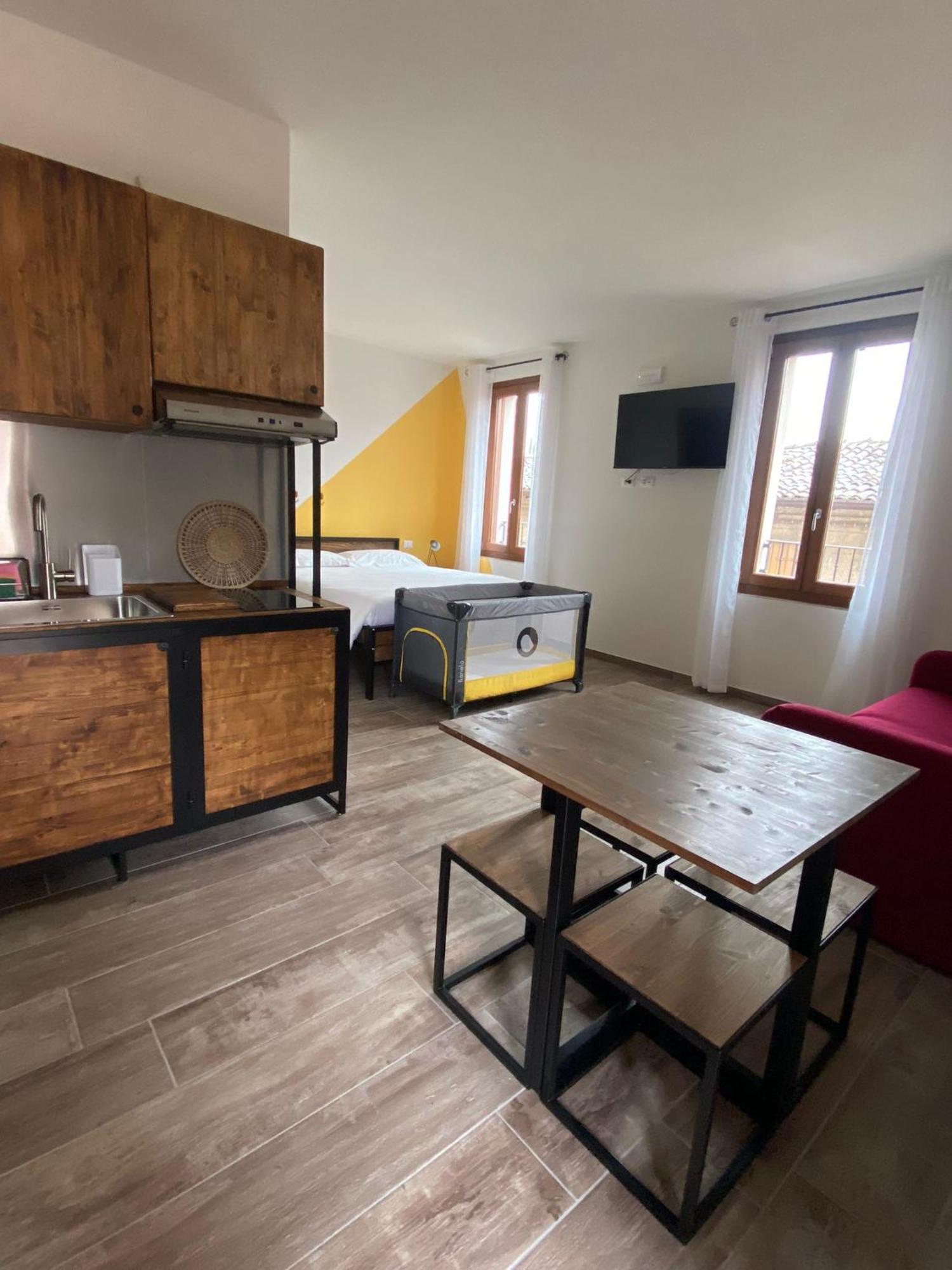 סן פליס דל בנאקו La Volpe Rossa Rooms And Apartments מראה חיצוני תמונה